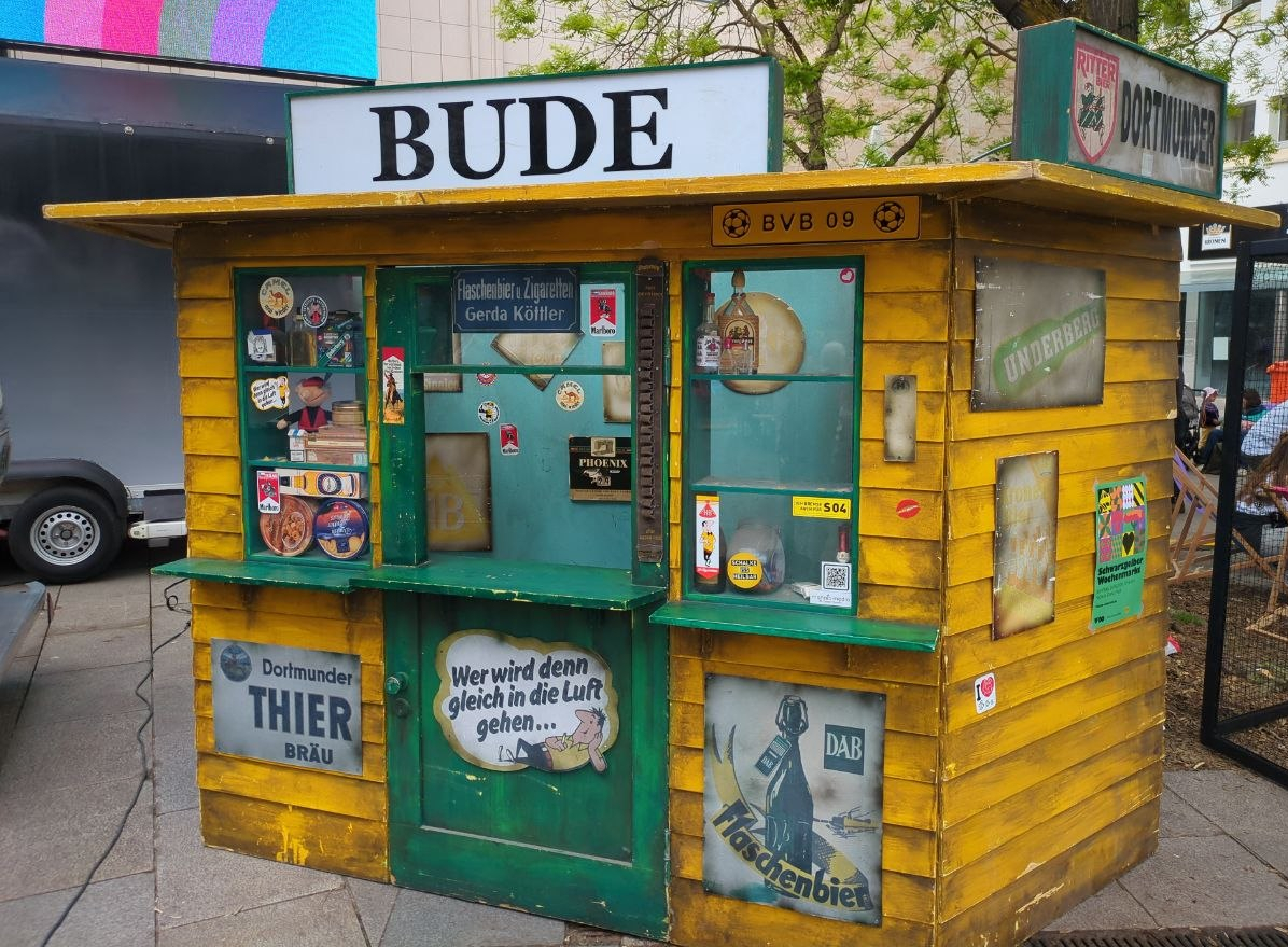 Eine nachgebaute Bude mit verschiedenen Werbemarken für Dortmunder Biersorten.